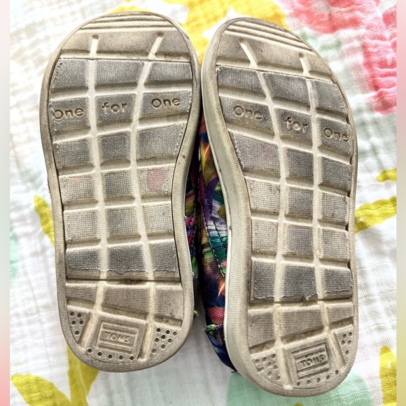 Rainbow TOMS shoes in size 8 (toddler) - Picture 2 of 11